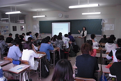 ファイナンシャルアカデミーの明星学園高等学校でのマネーセミナー実施時の様子